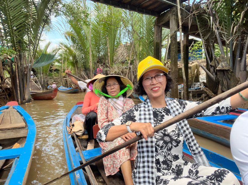 Những khoảnh khắc chèo xuồng ba lá dễ thương của quý khách cùng BEE Travel.
