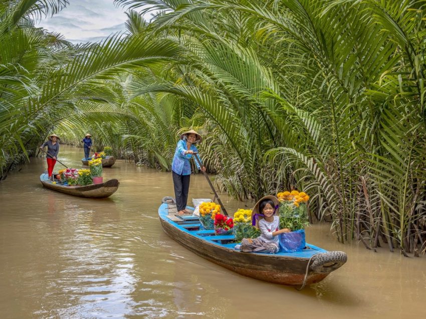 Chèo xuồng ba lá tại cồn Lân, Tiền Giang.