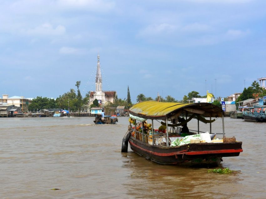 Thuyền hàng hóa trên chợ nổi Cái Bè bớt tấp nập khi chợ vãn