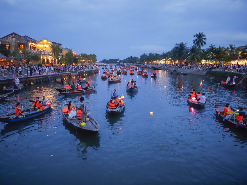 Thả đèn hoa đăng sông Hoài - Hội An