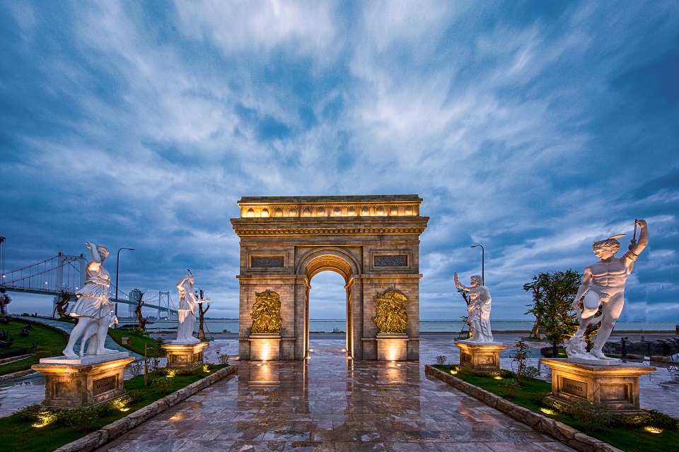 NGÀY 04: CẦU TÌNH YÊU – CÔNG VIÊN KÌ QUAN – TP.HCM 