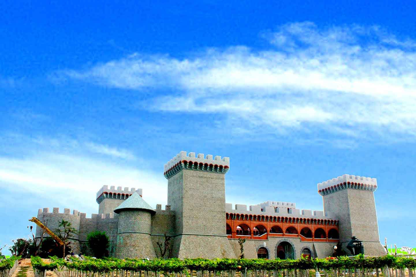 Ngày 2: Lâu Đài Rượu Vang – Tắm Bùn Khoáng