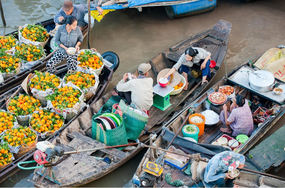 Chợ quy tụ nhiều thuyền bán các đặc sản và trái cây miền Tây