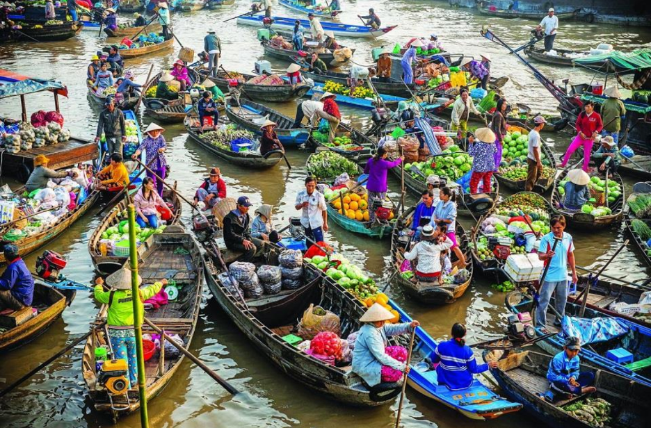 Khung cảnh chợ buôn bán tấp nập trên sông